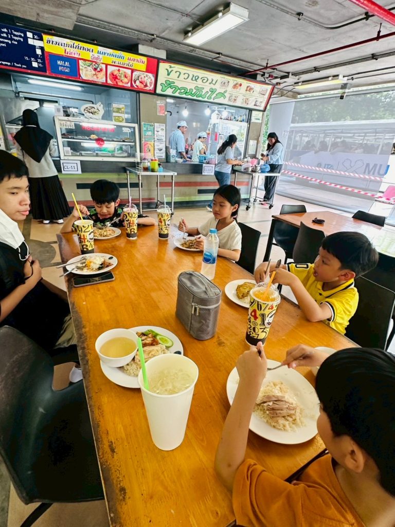 เด็กๆ ฝึกสั่งอาหารและทานข้าว ณ โรงอาหารศูนย์การเรียนรู้มหิดล (MLC)
