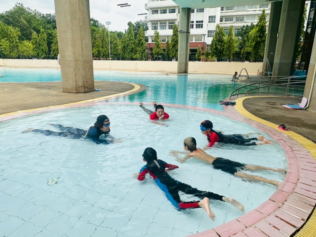 ฝึกว่ายน้ำกับคุณครูผู้เชี่ยวชาญ ณ สระน้ำภายในวิทยาลัยวิทยาศาสตร์และเทคโนโลยีการกีฬา ม.มหิดล
